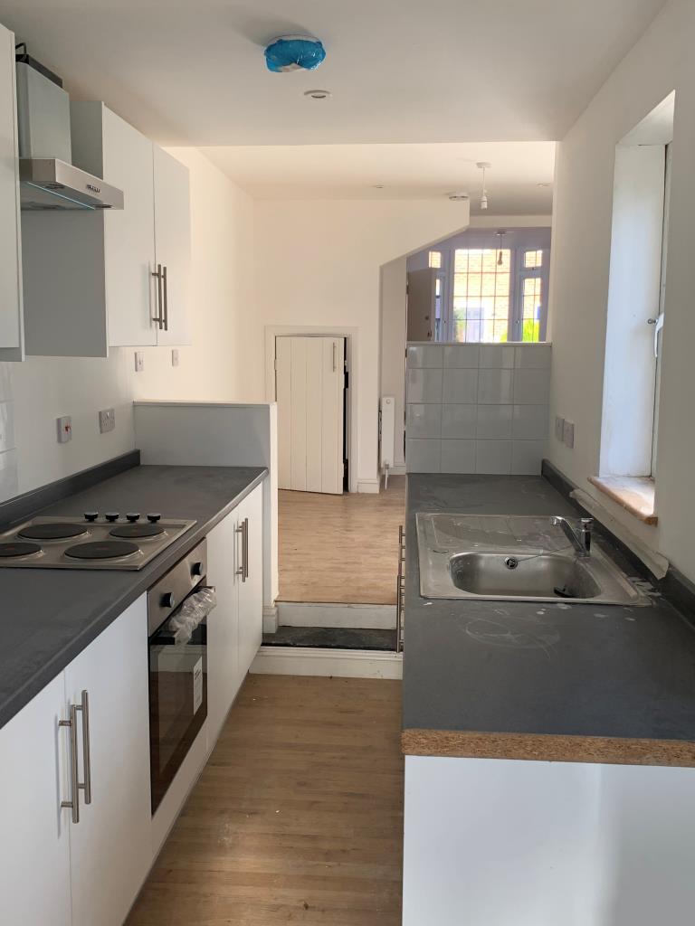 Lot: 7 - MID-TERRACE PROPERTY FOR IMPROVEMENT - 